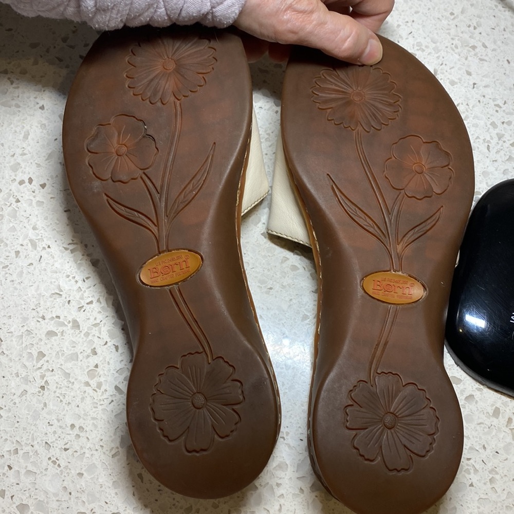 Born Women's Cream Leather Sandals - Picture 2 of 4
